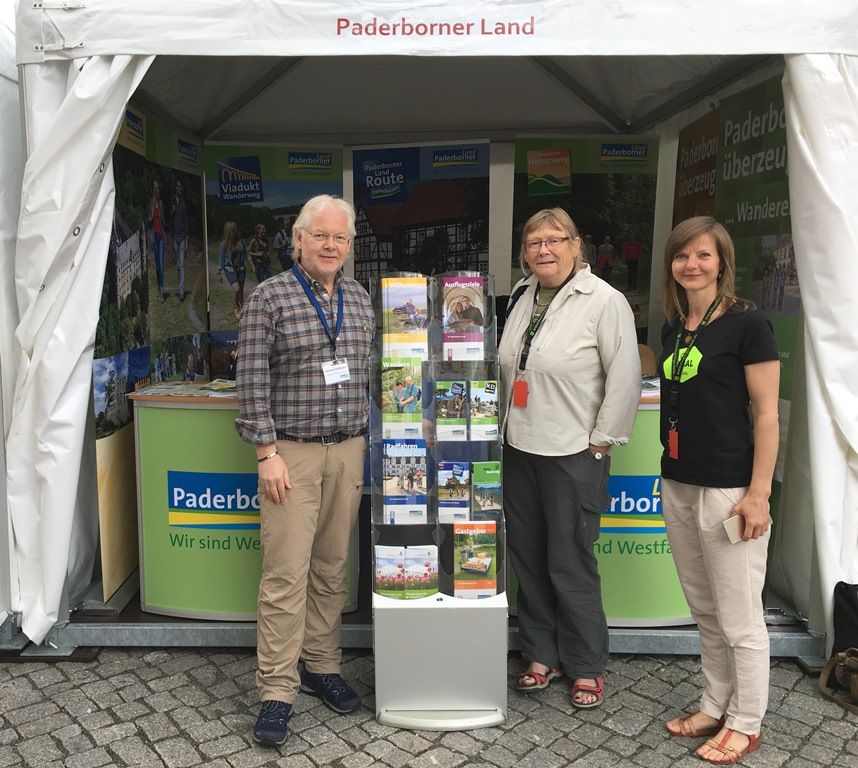 Anlässlich des 117. Deutschen Wandertages in Eisenach traf sich der heimische Touristikverband beratend jetzt mit europäischen Wander-Organisationen für die Planung eines Fernwanderweges. Foto von links nach rechts:Herbert Hoffmann, Geschäftsführer Touristikzentrale Paderborner Land, Lis Nielsen, dänische Vorsitzende der Europäischen Wandervereinigung, und Inese Riekstina, Latvia Rural Tourism Association (© Herbert Hoffmann) Anlässlich des 117. Deutschen Wandertages in Eisenach traf sich der heimische Touristikverband beratend jetzt mit europäischen Wander-Organisationen für die Planung eines Fernwanderweges. (© Foto: Touristikzentrale Paderborner Land e.V.)